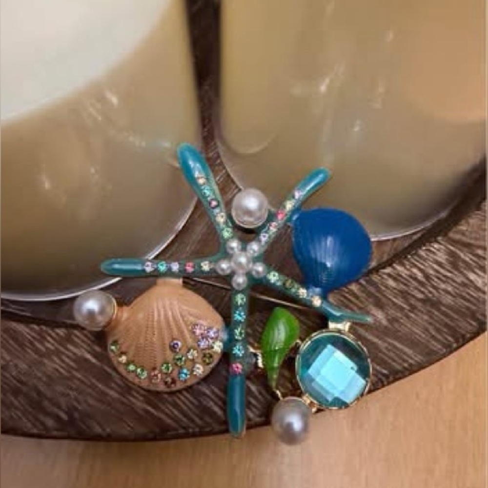 STARFISH BROOCH- gemstones and pearls 
stunning design 
straightpin back